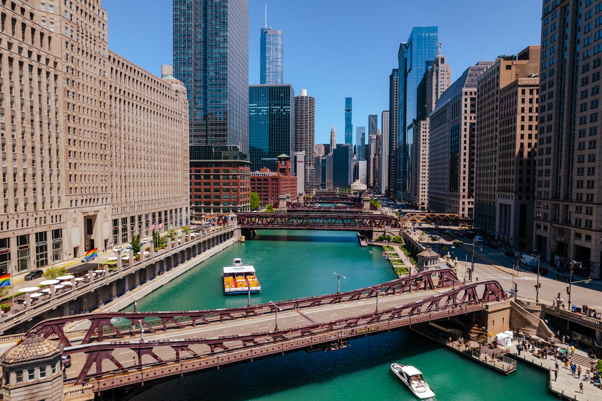 Chicago River with boats and skyscrapers in the Loop, Chicago, Illinois - digital nomad guide
