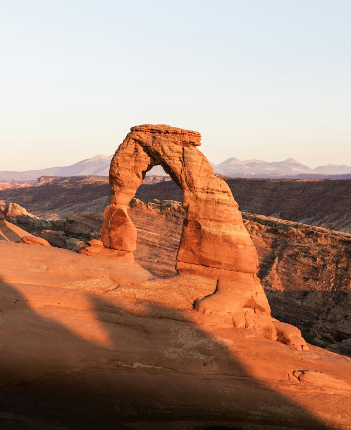 Delicate Arch standing against a blue sky in Arches National Park, Utah